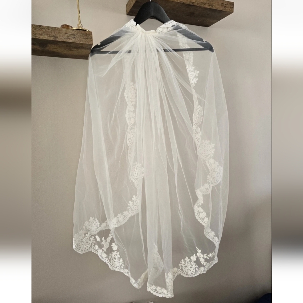 Elegant White Lace Bridal Veil